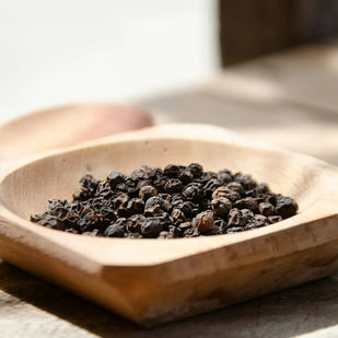 Pimienta negra, piña y tabaco